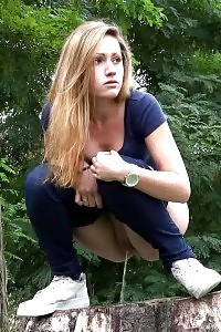 Impressive Babe Pulls Down Jeans To Pee